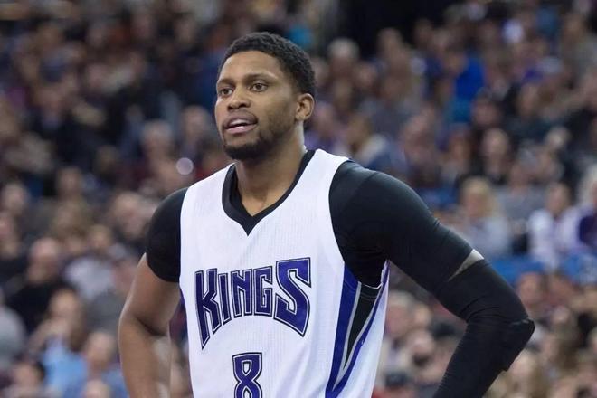 更是对他在 更是对他在