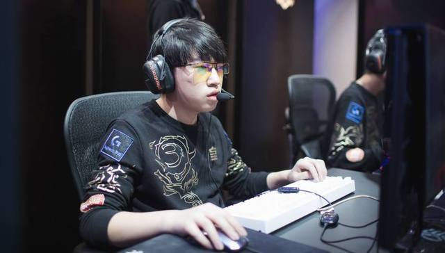 以某位新任 以某位新任